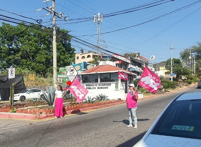 Afiliando en la entrada del Fraccionamiento Burgos de Cuernavaca.
Te esperamos los Domingos de 11 am a 2 pm.
Trae tu INE VIGENTE!
Únete a SomosMx... La Fuerza que nos Une!

<a href="/SomosMxMexico/">SomosMxMexico</a>
<a href="/FuerzaRosaMor/">Somos Mx Morelos</a>
<a href="/SomosImpactoMx/">Somos Impacto</a>
<a href="/acostanaranjo/">Guadalupe Acosta Naranjo</a> <a href="/EmilioAlvarezI/">Emilio Álvarez Icaza Longoria</a> <a href="/ferbelaunzaran/">Fernando Belaunzarán</a> <a href="/salvanama/">Salvador Navarro</a>