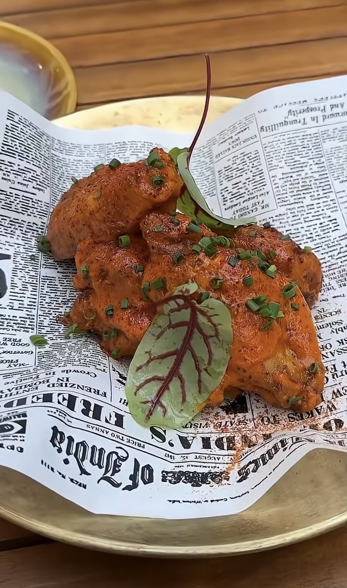 CASA_Achaayan's tweet image. Indian restaurant in NYC serving chicken in Newspaper😭😭😭😭😭