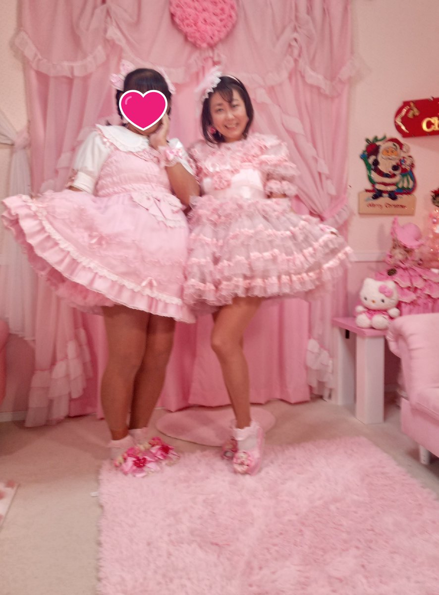 kozue53's tweet photo. 一昨日のクリスマスオフ会には、
#竹下なな さんが来てくれました🎀
フリフリミニドレス姿の ななさん との2S写真は、
一足早いクリスマスプレゼントです💕
　
#ロリィタお茶会 #ロリ��タさんと繋がりたい
#お姫様ベッド #プリンセスベッド #ピンク大好き
#姫部屋 #プリンセスルーム #フリフリドレス https://t.co/Gc4SUbKLGw