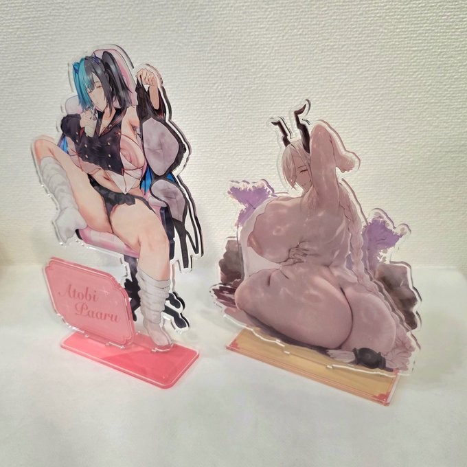 アクスタはちょっとしたジオラマ仕様なので、けっこう見栄えしてくれると思います!
デザインもお願いして、入手してちょっと嬉しくなれるようなものをめざしてつくりました 