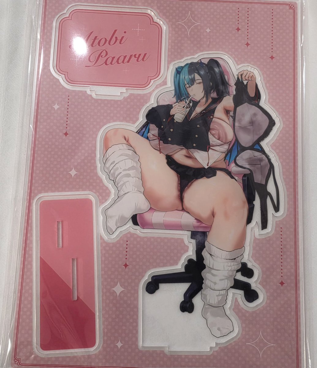 アクスタはちょっとしたジオラマ仕様なので、けっこう見栄えしてくれると思います!
デザインもお願いして、入手してちょっと嬉しくなれるようなものをめざしてつくりました 