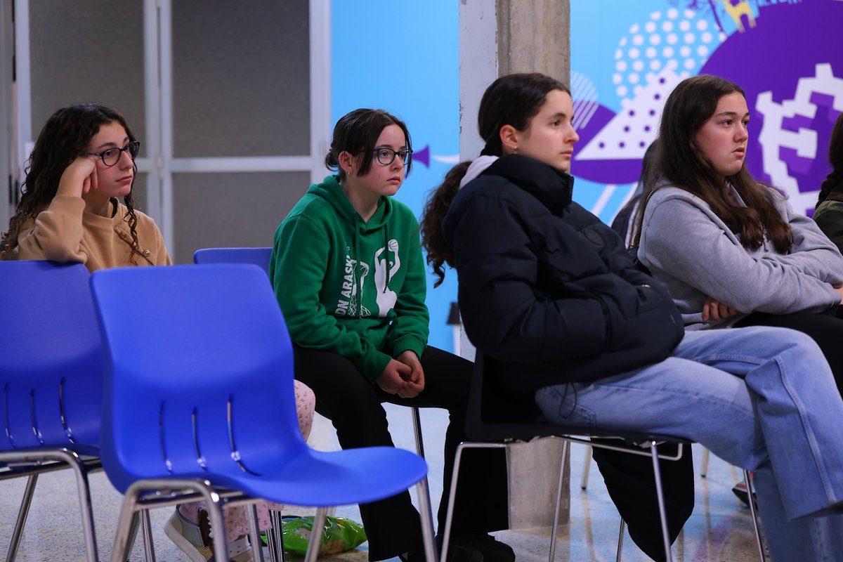 𝐅𝐨𝐫𝐦𝐚𝐜𝐢𝐨́𝐧 🧑‍🏫

Juanma Uruñuela dio una charla sobre arbitraje a varias jugadoras de cantera 🗣️

En ella se trataron reglas, criterio y respeto hacia los árbitros en los partidos 👏

📸 <a href="/dvizphoto/">dvizphoto</a> 

#ElLatidodeMendi #MendikoTaupada