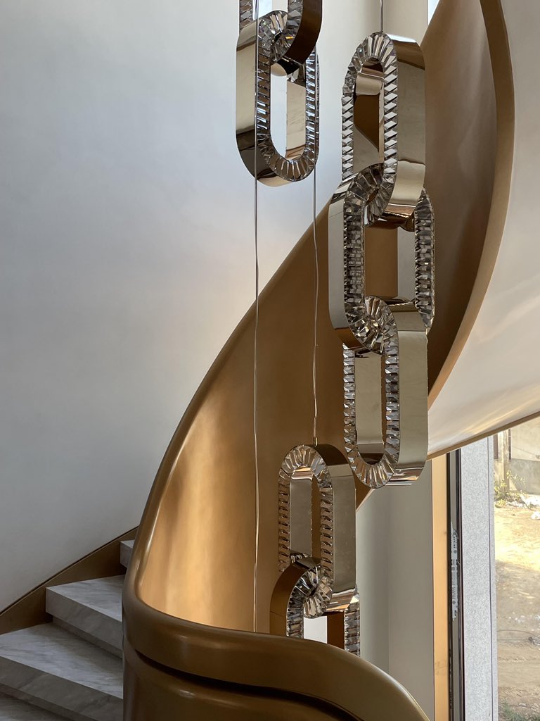 MinglanWen's tweet photo. Lighting that follows the architecture.

Designed to echo the curves of the staircase,
this vertical pendant turns movement into rhythm
and light into structure.

Not every space needs more decoration —
some just need the right light. https://t.co/AIGmXLnXjB