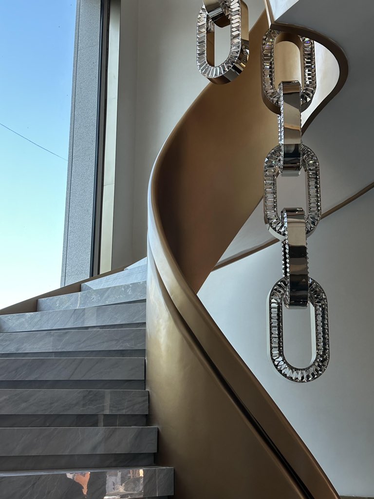 MinglanWen's tweet photo. Lighting that follows the architecture.

Designed to echo the curves of the staircase,
this vertical pendant turns movement into rhythm
and light into structure.

Not every space needs more decoration —
some just need the right light. https://t.co/AIGmXLnXjB