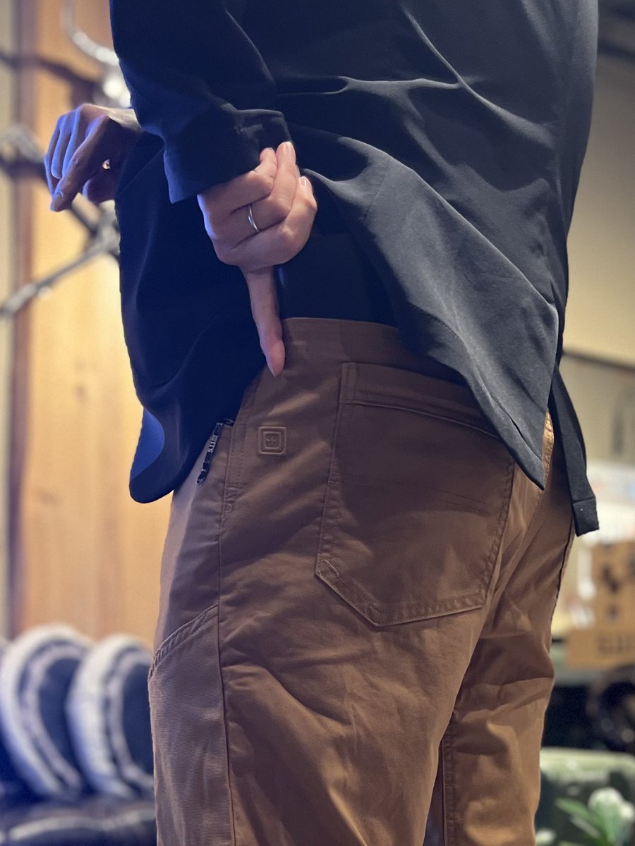 LAST_GEAR_japan's tweet image. 【CUTTER FIELD PANT】

手ぶらがいいけど長財布のためだけにわざわざ鞄を持ち歩いてる方必見です！

座っている時でも問題なく抜き出すことが可能。

サイドヒップポケットも健在。スマホやキーケースなどを収納するのに便利なポケットとなっております。

511tactical.jp/collections/pa…

#511TACTICAL
