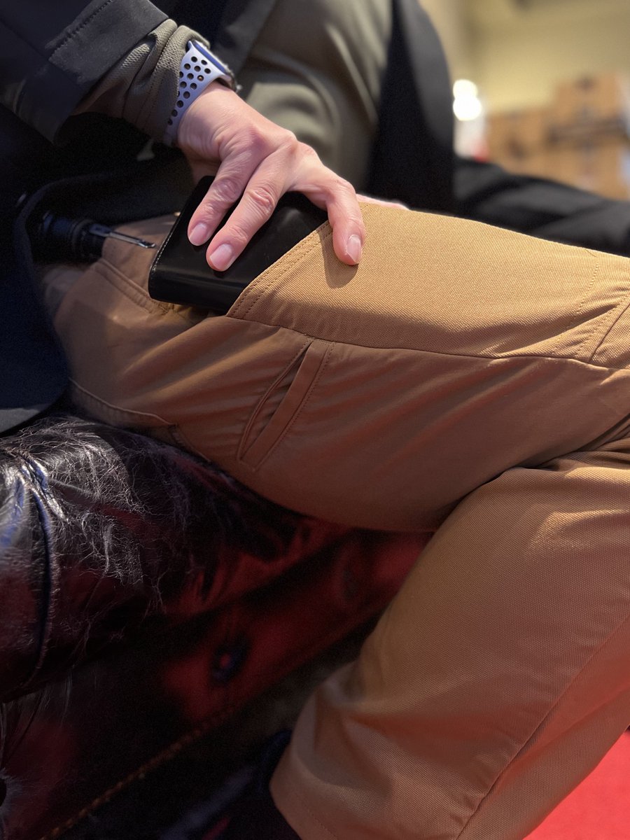 LAST_GEAR_japan's tweet image. 【CUTTER FIELD PANT】

手ぶらがいいけど長財布のためだけにわざわざ鞄を持ち歩いてる方必見です！

座っている時でも問題なく抜き出すことが可能。

サイドヒップポケットも健在。スマホやキーケースなどを収納するのに便利なポケットとなっております。

511tactical.jp/collections/pa…

#511TACTICAL