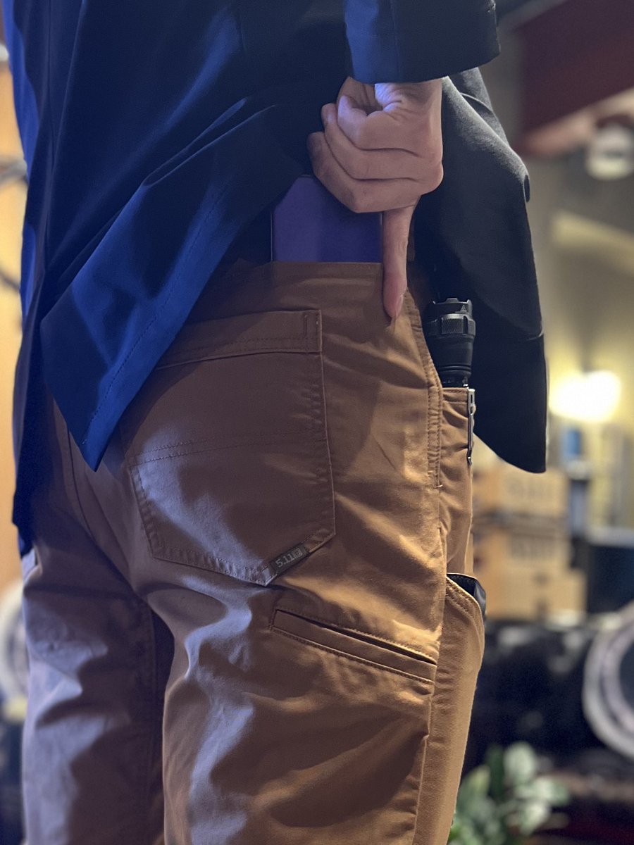 LAST_GEAR_japan's tweet image. 【CUTTER FIELD PANT】

手ぶらがいいけど長財布のためだけにわざわざ鞄を持ち歩いてる方必見です！

座っている時でも問題なく抜き出すことが可能。

サイドヒップポケットも健在。スマホやキーケースなどを収納するのに便利なポケットとなっております。

511tactical.jp/collections/pa…

#511TACTICAL