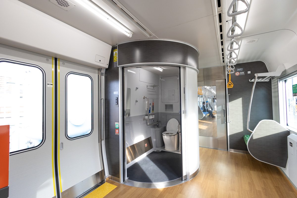 JRshikoku_eigyo's tweet image. 3600系ハイブリッド式ローカル車両が登場しました✨
2026年6月の営業運転開始を目指し、これから性能確認等の走行試験を行います。
ハイブリッド技術で環境にやさしく、バリアフリーに対応した車内設備や
液晶式ディスプレイによって、さらに快適な移動空間になりました！…