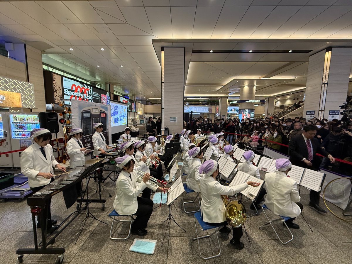 umeda_connect's tweet photo. 🎵 HEART FES 2025 阪急会場 開催レポート✨

“Feel &amp; Fun 〜五感で楽しむクリスマス〜”をテーマに、
阪急電鉄本社前・阪急大阪梅田駅周辺で
音楽とイルミネーションが彩る特別な時間をお届けしました🎄

出演
・早稲田大阪高等学校 ウィンドバンド
・常翔学園高等学校 吹奏楽部
・OSM GOSPEL ENSEMBLE https://t.co/ynzjFRIJK4