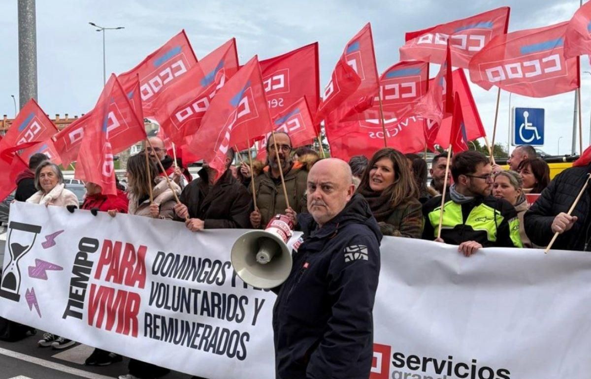 📢 Estas semanas se está a mobilizar na #Coruña e no Estado o persoal traballador dos grandes almacéns.
✊🏽 O #PCG apoia as súas xustas reivindicacións e fai un chamamento para ollar á situación das traballadoras nestas datas especialmente duras.
Foto CCOO: ccoo.gal/noticia:745325…