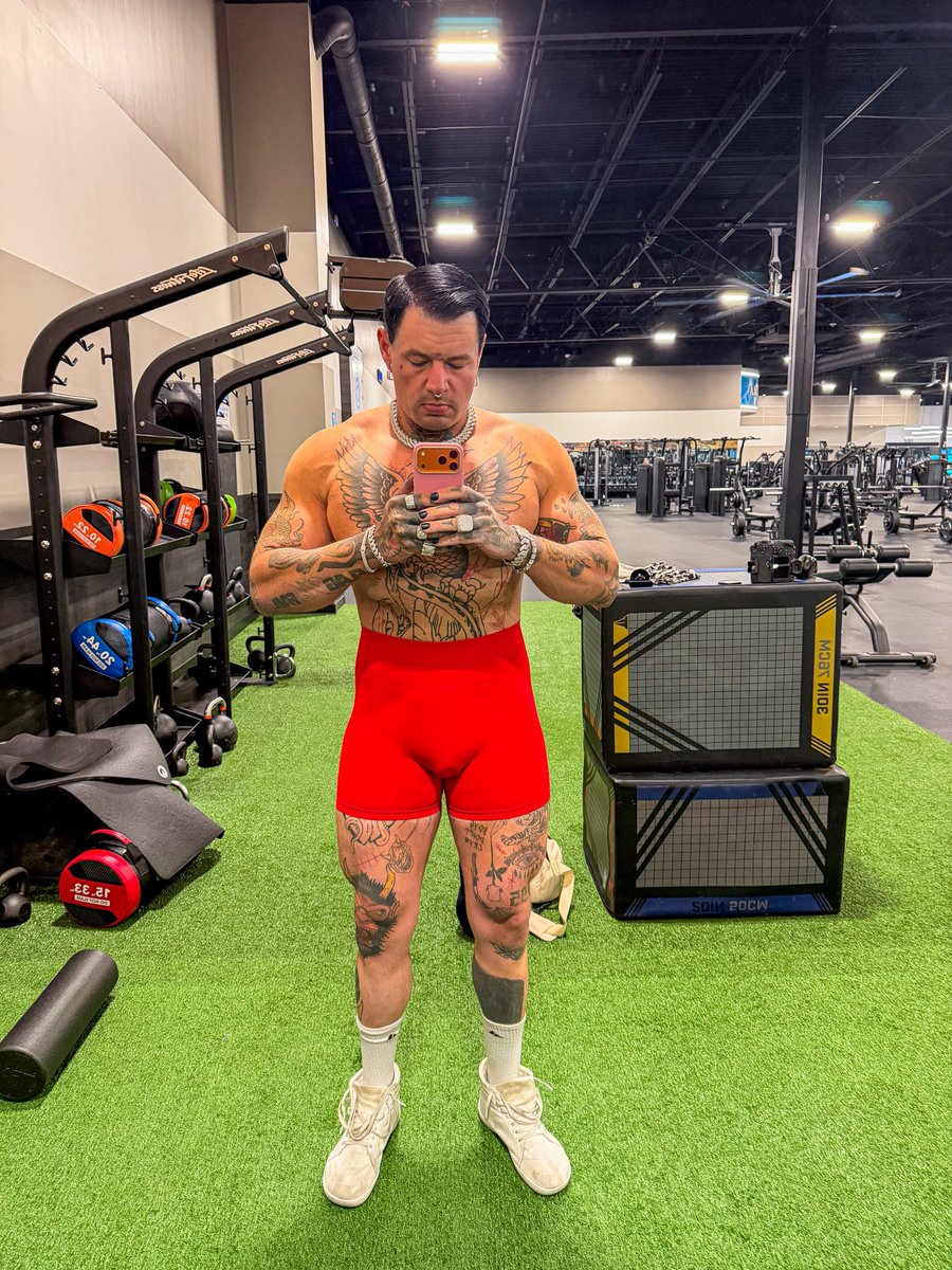 jakedreddaz's tweet photo. I look tiny lol. Still 242lb https://t.co/MNYKP8QGSk
