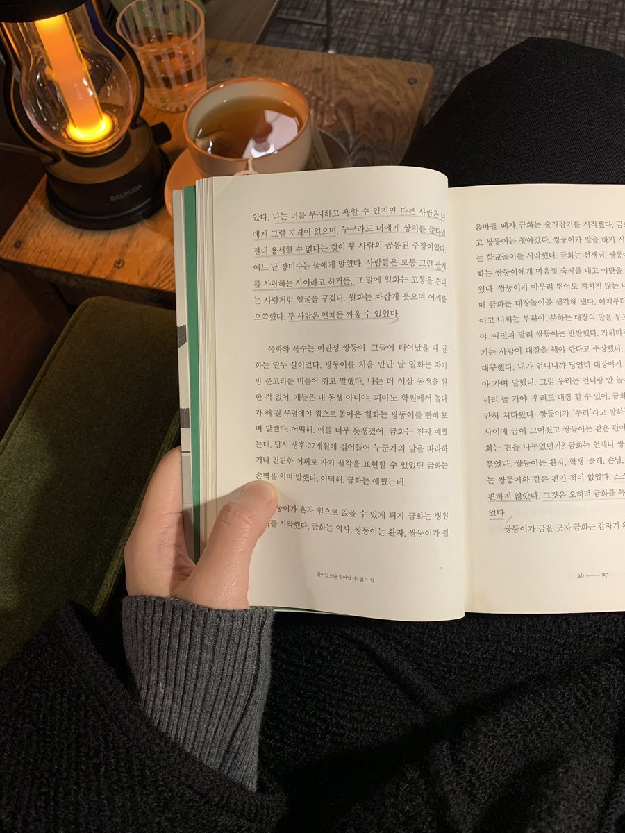 j9yjng's tweet photo. 겨울이랑 찰떡인 멋진 서점 📖
두 시간 순삭 당했다. https://t.co/5OF1SwzCzM