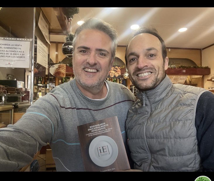 Compartiendo charla y cafè con <a href="/robertoruizrua/">Roberto Ruiz Rua</a> sobre la inteligencia emocional al servicio del cuidado de las personas en el restaurante

#hospitality#sercamarero#inteligenciaemocional