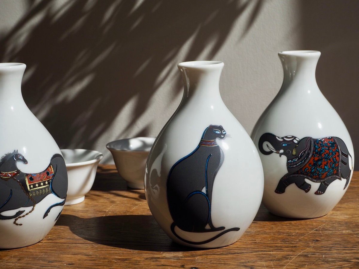 3iho's tweet photo. ◼︎お知らせ◼︎
創業120年以上を誇る文本酒造さんとの限定アートラベル日本酒とコラボレーション第二弾！

2026年の干支は午年ということで、午年ラベルと、縁起の良い孔雀の二種類をリリース。
味は2種類となっております🍶

ぜひ、2026年新年のお供にお買い求めください！

詳細はコメント欄に https://t.co/leQDxtTg6O