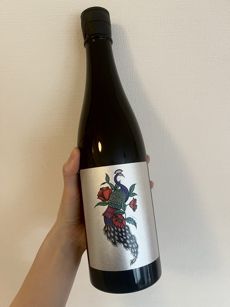 3iho's tweet photo. ◼︎お知らせ◼︎
創業120年以上を誇る文本酒造さんとの限定アートラベル日本酒とコラボレーション第二弾！

2026年の干支は午年ということで、午年ラベルと、縁起の良い孔雀の二種類をリリース。
味は2種類となっております🍶

ぜひ、2026年新年のお供にお買い求めください！

詳細はコメント欄に https://t.co/leQDxtTg6O