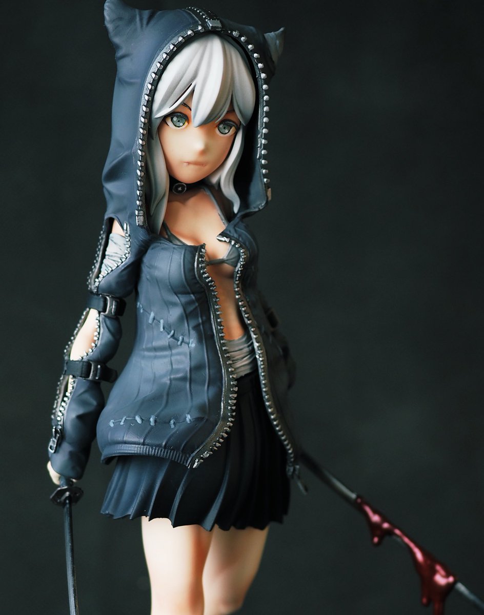 シルバー髪の黒服人形 見た人も無言で銀髪or白髪をあげる