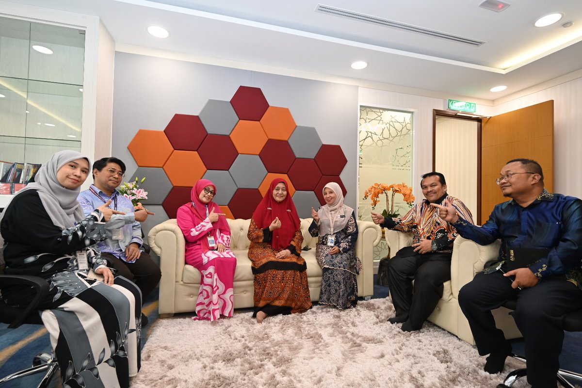 ppjpmDOSM's tweet photo. Kunjungan mesra oleh AJK Kerja PPJPM 2025/2026 diadakan sempena persaraan YBrs. Puan Hajah Nazaria Baharudin, sebagai tanda penghargaan dan mendapatkan amanat. Intipati utama menekankan profesionalisme, pembelajaran berterusan, keupayaan sintesis data serta pembangunan kepakaran. https://t.co/VASL46UDB3