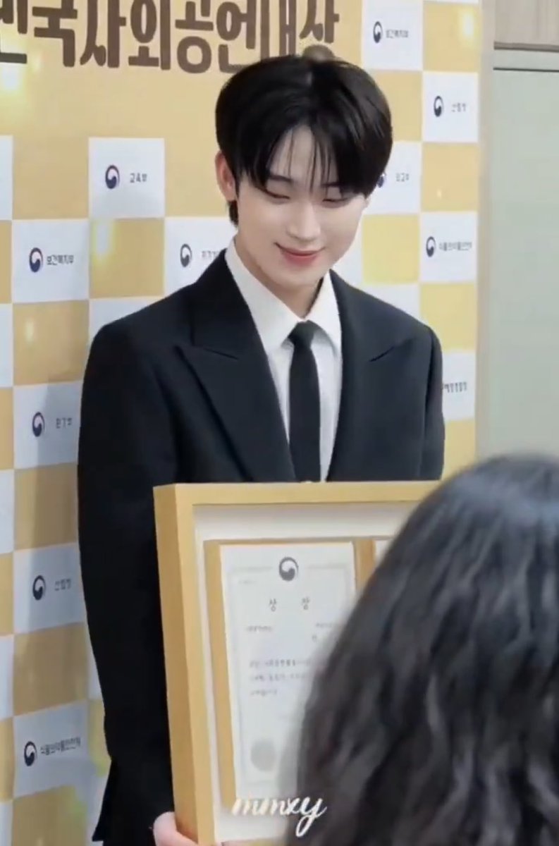 เด็กที่ฐานะทางบ้านไม่ได้ร่ำรวยมาก สุขภาพช่วงก่อนหน้านี้ก็ไม่ค่อยดีเท่าไร พอโตมาเป็นศิลปิน หาเงินเองได้มากเข้าก็สะสมเงินเก็บของตัวเองแบ่งปันให้กับคนที่ยังขาดแคลนและเจ็บป่วย มอบโอกาสให้คนอื่นมากมายจากการทำงานอย่างหนักของตัวเองตลอดปีที่ผ่านมา