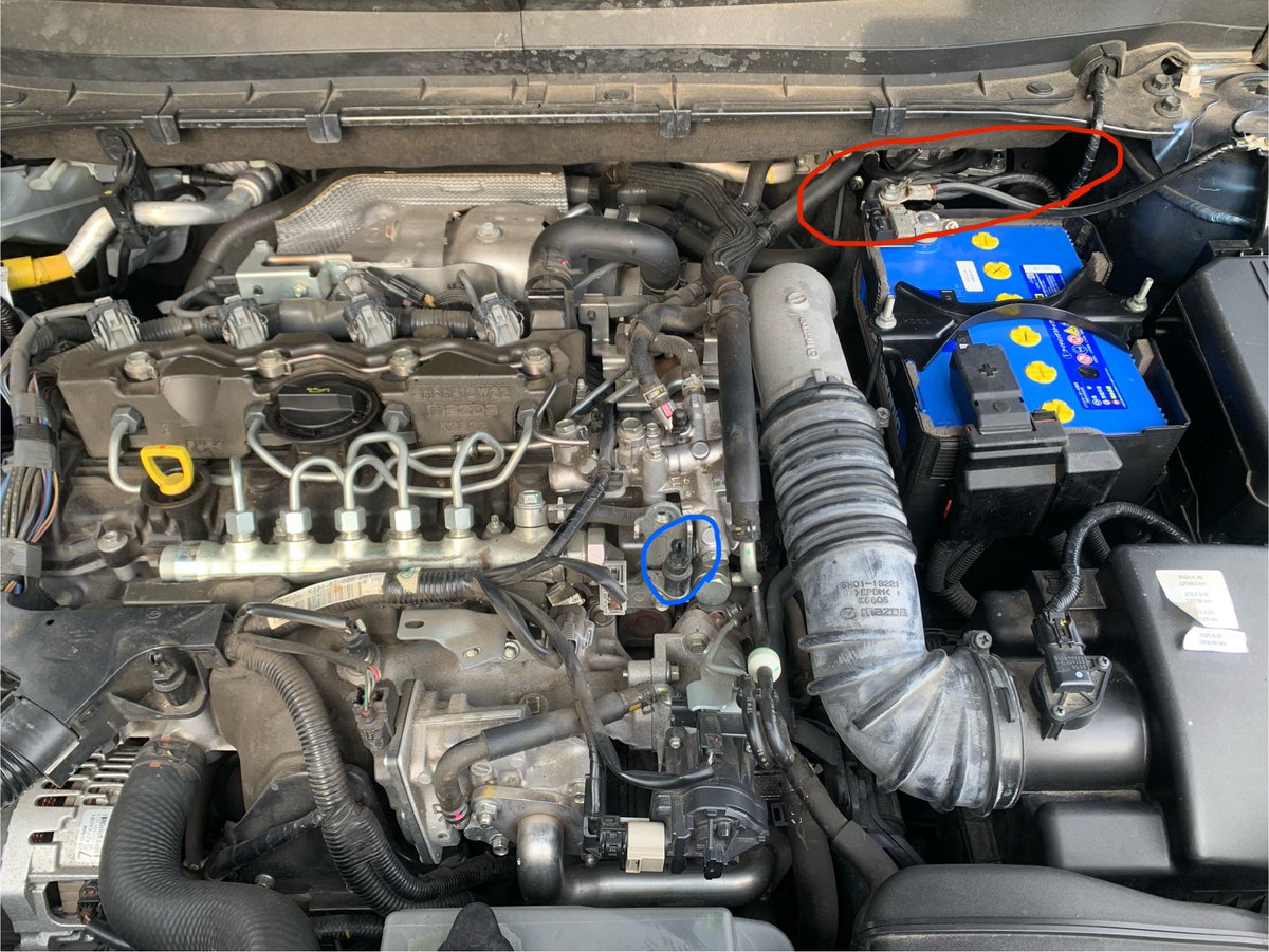 sttsyk's tweet photo. 燃料フィルター交換(1/6)
297778km
6万km間隔の交換が指定なのでディーラーさんで定期点検の際に「交換しなくて良いの？」と尋ねるが特に必要ないらしい。だが詰まったりして性能が低下してそうなので交換。助手席側，バッテリーの奥にあ���。バックアップ電源を繋いでバッテリーを外す。
#CX-5 #KF2P https://t.co/MTXouoM6d4