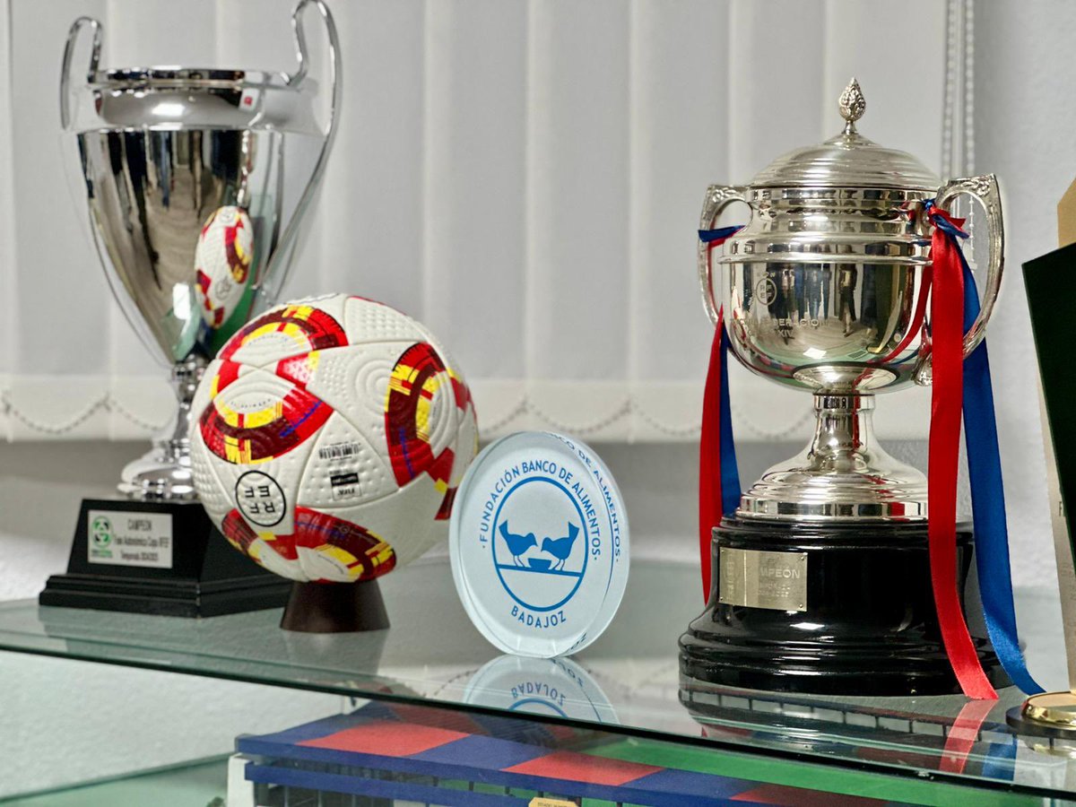 💙❤️ La Fundación Banco de Alimentos de Badajoz hizo entrega este sábado al CD Extremadura de un reconocimiento por la solidaridad mostrada durante la Noche Mágica Azulgrana, celebrada en el partido ante el Linares. 

🫡 Gracias a la implicación de la afición, se lograron recoger