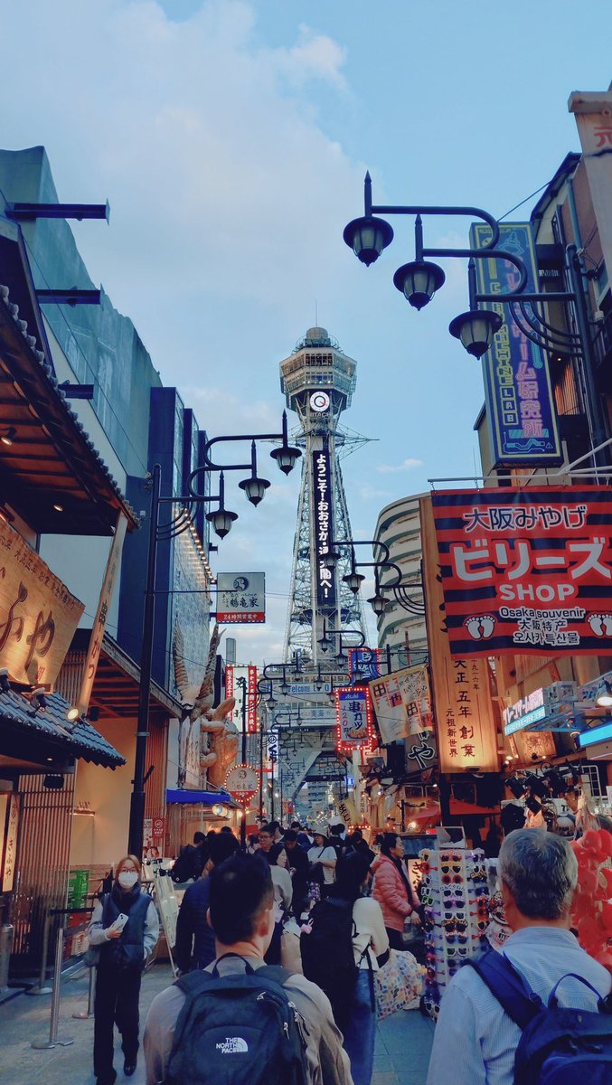 土日は大阪にいました。
２０年ぶりの再会もありお互い生存確認できた（笑）
通天閣の周辺が変わりすぎてて驚いた。
あとなんばの駅前も車道なくなって歩道になっててし、いろいろ変わるよね
梅田もね