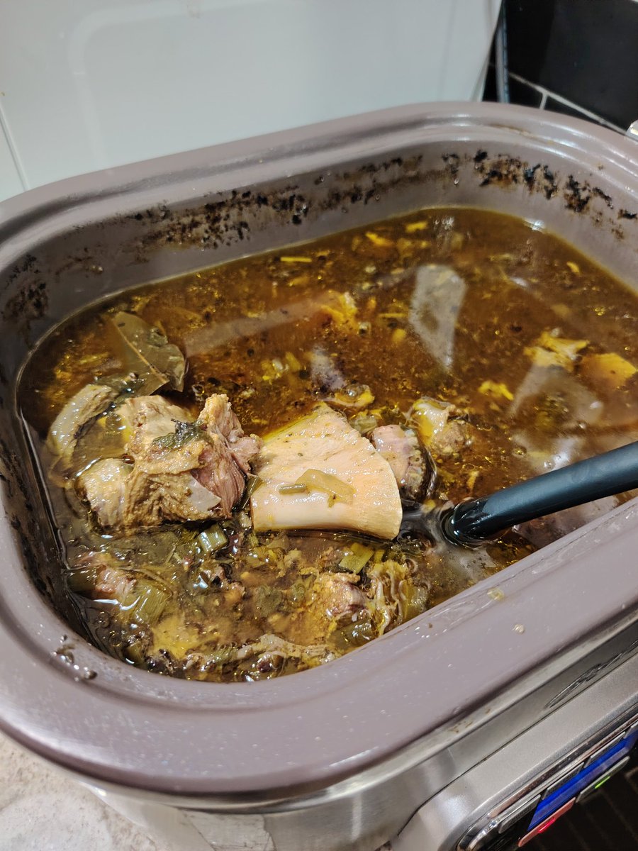 LilileGonzalez's tweet image. Cociné osobuco en la slow cooker por 24h y quedó 😍

Como esposa abnegada #cocinera #repostera #panadera que soy, me levanté temprano para preparar la vianda de almuerzo de Carlos... (bola... a las 9am tengo que estar en Aregua por eso me levanté temprano y de paso le preparé la