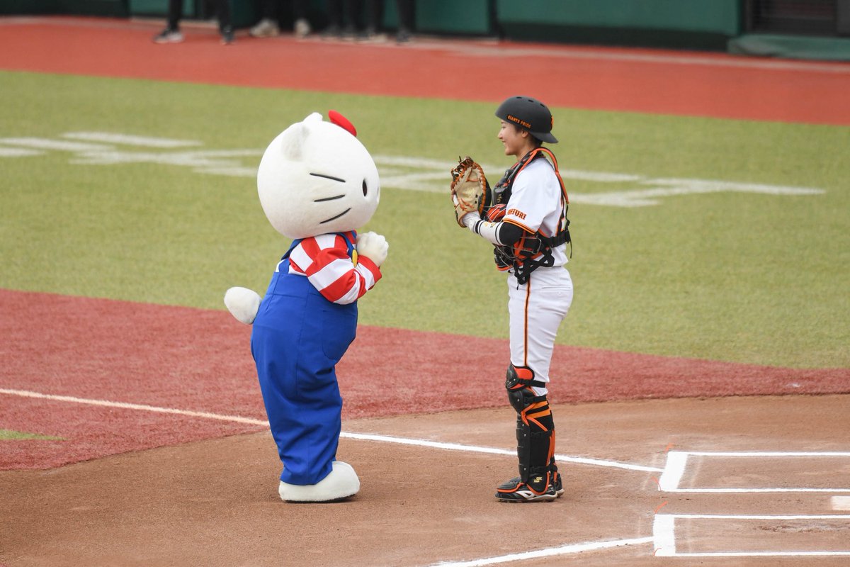 野球キティ 甲子園にハローキティ登場！かわいさ満点の始球式にファン拍手 背番号