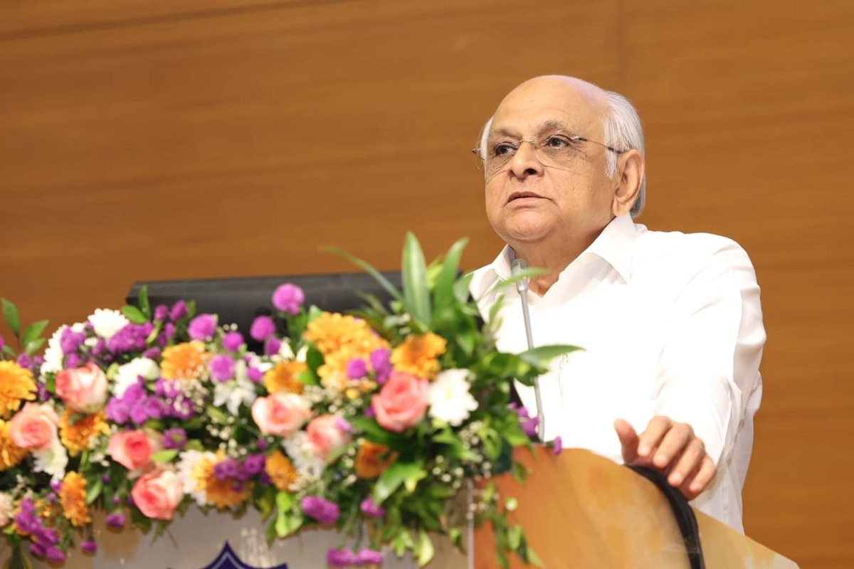 CMOGuj's tweet photo. મુખ્યમંત્રી શ્રી ભૂપેન્દ્રભાઈ પટેલ દ્વારા પોલીસ વિભાગની બે દિવસીય રાજ્યસ્તરીય ક્રાઈમ કોન્ફરન્સનો નાયબ મુખ્યમંત્રી શ્રી હર્ષભાઈ સંઘવી, પોલીસ વિભાગના વરિષ્ઠ અધિકારીશ્રીઓ તેમજ અન્ય મહાનુભાવોની ઉપસ્થિતિમાં ગાંધીનગર ખાતે શુભારંભ કરવામાં આવ્યો હતો.

મુખ્યમંત્રીશ્રીએ આ અવસરે પોલીસ અને પ્રજા વચ્ચે વિશ્વાસનો સેતુ વધુ સુદ્રઢ થાય અને પ્રજાને પોલીસ સાથે જોડાવામાં કોઈ તકલીફ ન રહે તેવા સંગીન વાતાવરણન નિર્માણ માટે રાજ્ય પોલીસ દળના વરિષ્ઠ અધિકારીઓને આહવાન કર્યું હતું. મુખ્યમંત્રીશ્રીએ શાંતિ, સલામતી અને સુરક્ષાના પરિણામે ગુજરાતને મળેલ વિકાસના રોલ મોડલ અને ગ્લોબલ ઇન્વેસ્ટમેન્ટ હબની ઓળખ માટેનું શ્રેય રાજ્ય પોલીસની સતર્કતા, ફરજ નિષ્ઠા અને કર્તવ્ય ભાવનાને આપી પોલીસ દળને અભિનંદન પાઠવ્યા હતા.

મુખ્યમંત્રીશ્રીએ પોલીસ દળની પ્રજાલક્ષી નીતિઓ, પોલીસિંગ સહિતની વ્યવસ્થાઓનો છેક ગ્રામ્ય સ્તર સુધી સમાન રીતે પહોંચે તે સુનિશ્ચિત કરવા આહવાન કર્યું હતું. તેમણે આ રાજ્યસ્તરીય ક્રાઈમ કોન્ફરન્સને પ્રજાજનોની સલામતિ અને સુખાકારી સુનિશ્ચિત કરવા માટે નવા વિચાર, ચિંતન, મંથન પૂરું પાડનારું આયોજન ગણાવી AI સહિતની અત્યાધુનિક ટેક્નોલોજીના ઉપયોગ, કોસ્ટલ એરિયાની સિક્યોરિટી, સાયબર ક્રાઈમ તેમજ ડ્રગ્સના દૂષણને અટકાવવાની શ્રેષ્ઠ કામગીરી અંગે પણ માર્ગદર્શન આપ્યું હતું.