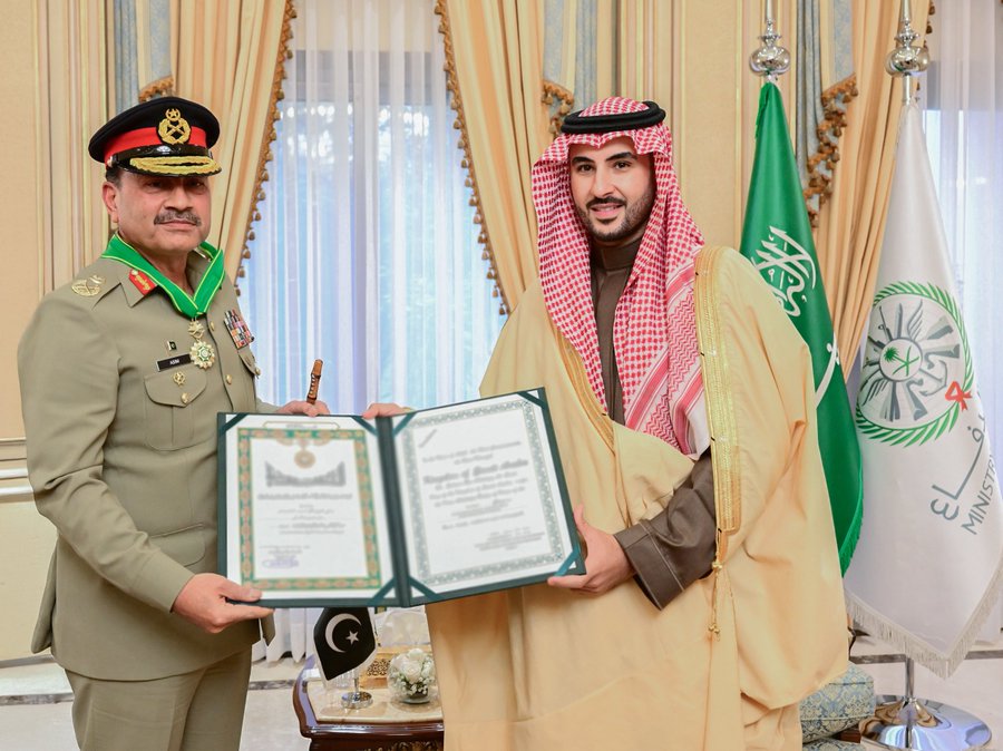 BetterWorldPK's tweet photo. Honoring Strategic Partnership 🤝:

"Saudi Defense Minister Prince Khalid bin Salman
presented the King Abdulaziz Medal of Excellent Class to Munir.
The honor recognizes contributions to defense ties and counter-terrorism.
Leaders discussed regional security during the visit.
A reaffirmation of deep Pakistan–Saudi historic relations." #PakistanSaudiRelations
#KingAbdulazizMedal #DefenseCooperation
#StrategicPartnership #CounterTerrorism 
#مجلس_اتحادامت_اجتماع #سٹریٹ_موومنٹ_کی_تیاری_پکڑیں