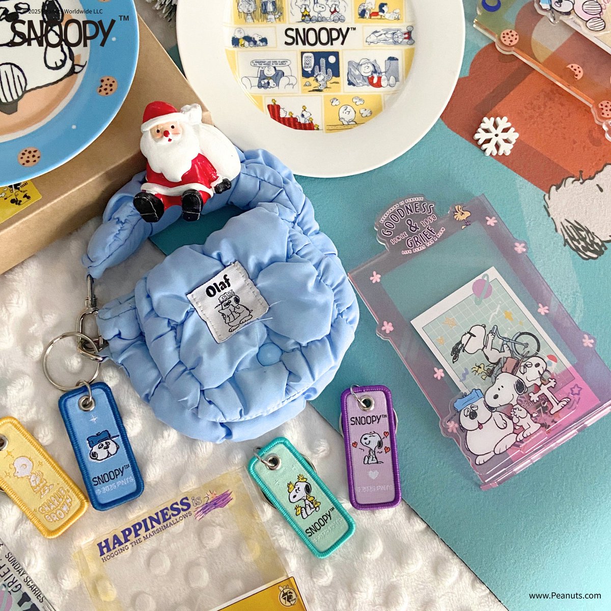 🎄史努比雪夜聖誕派對限定｜驚喜福袋送齁哩💕
限量推出兩款驚喜包：
感謝祭福袋 🎁 $1,250（原價$1,870）
・隨機壓克力鑰匙圈 ×2
・雲朵零錢包 ×1
・隨機貼紙包 ×3
・珪藻土多功能軟墊 ×1
・花生朋友棉花糖罐 ×1

質感生活福袋 🎁 $2,500（原價$3,370）
・餅乾歐拉夫點心盤 ×1
・史努比經典款點心盤 ×1