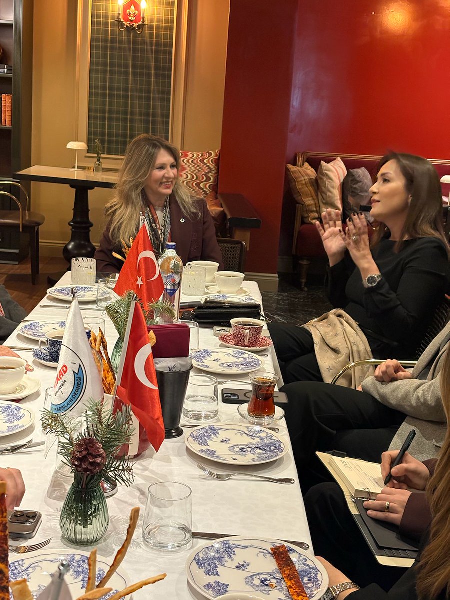 Federasyon Başkanımız Funda Seçil Dedeoğlu Başkanlığındaki Yönetim Kurulumuz; 22.12.2025 günü; Oya Hansu Çolak Başkanlığındaki Balıkesir İş Kadınları Derneği (BAİKAD) Yönetim Kurulunu ziyaret etti. Ziyarette kurumlar arası iş birliği ve bölgesel iş birliktelikleri görüşüldü.