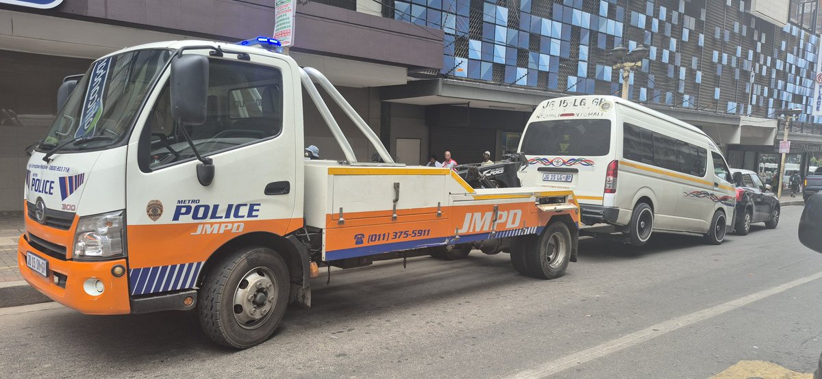 JoburgMPD's tweet photo. NO TO OBSTRUCTIONS! 🚫🚗
#JMPD officers are currently clearing heavy congestion around the Wanderers & MTN Taxi Ranks. Vehicles found obstructing traffic flow or parked illegally are being IMPOUNDED. ⛓️🚔
Respect the road rules to avoid the pound. #JMPDInAction #JoburgRoadSafety #SaferJoburg #CoJFestiveSeasonSafety #BuyaMthethoManjeNamhlanje #FestiveTshelaThupa