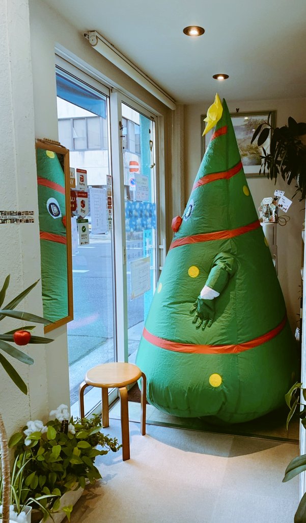 kirakuseikotsu's tweet photo. 準備でクタクタな #クリスマスツリー 様が来院されました🎄
当院で整えて #クリスマス に向けて元気になられました✴
別のお客様もラッキーパワー🍬頂き、ありがとう御座います🍀
#MerryChristmas
#Xmas2025 
#磨屋町 #喜樂整骨院 https://t.co/2ZlN1Se57F