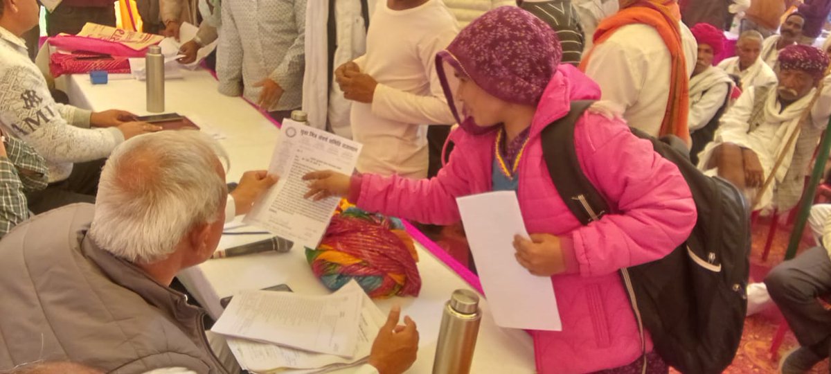 आज टोंक में देवली उनियारा के विधायक श्री राजेंद्र जी गुर्जर को 5 हजार युवामित्रों को #अटल_प्रेरक_भर्ती में शामिल करने हेतु
#युवामित्र_संघर्ष_समिति_राजस्थान महिला पदाधिकारी ने मुख्यमंत्री श्री <a href="/BhajanlalBjp/">Bhajanlal Sharma</a> जी के नाम सौंपा ज्ञापन। 
<a href="/narendramodi/">Narendra Modi</a>  <a href="/RajCMO/">CMO Rajasthan</a> @mahi