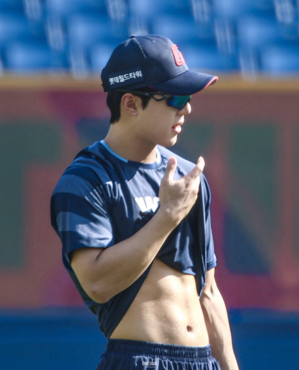 S2teoy's tweet image. 와  복근 ㅈㄴ 선명해