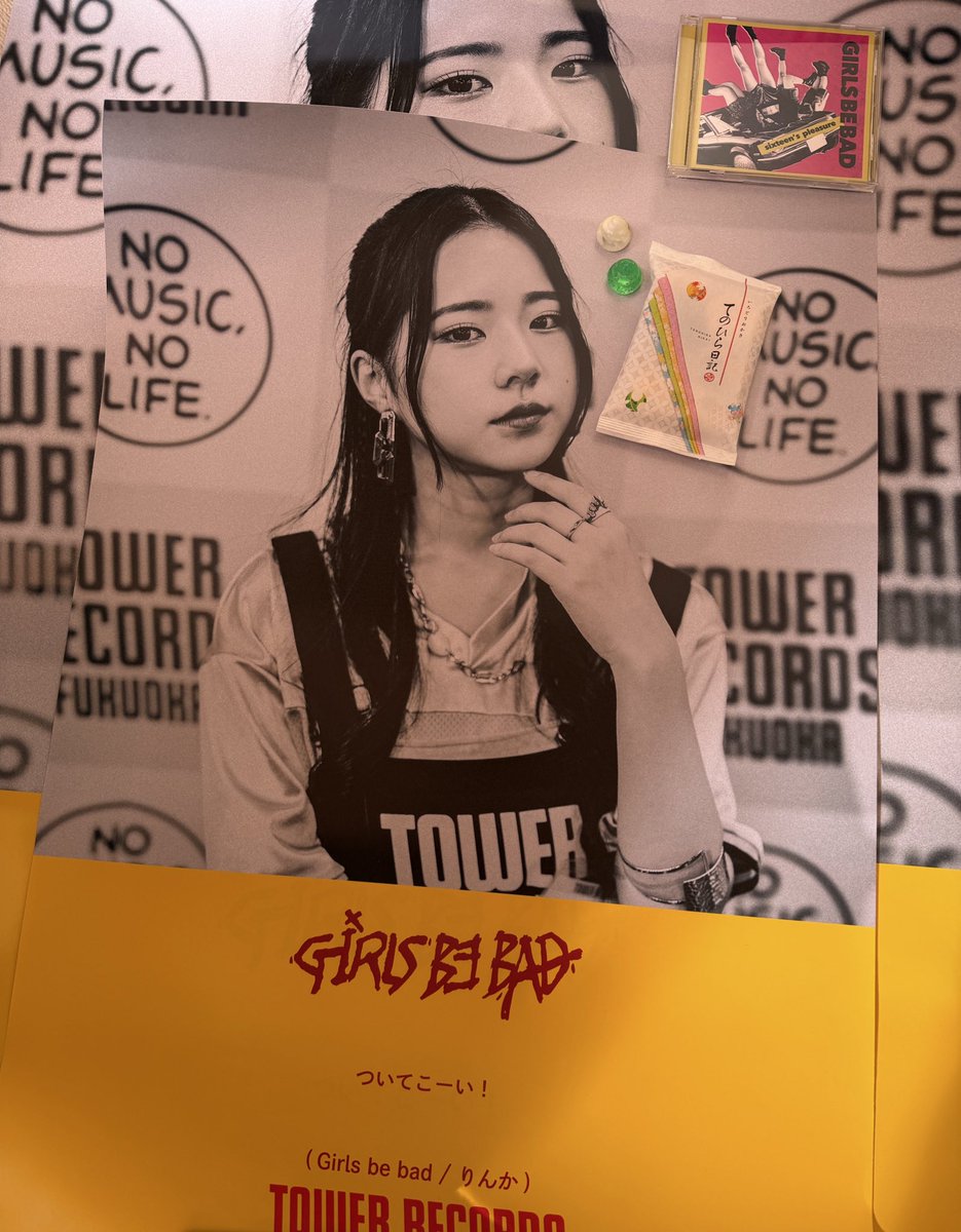 昨日の戦利品 ガチャ2回でタワレコポスターりんかソロB1サイズとB2