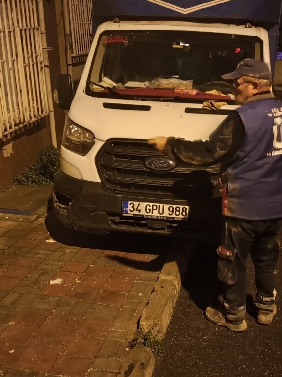 ffehim's tweet photo. @iskignmudurlugu @uskudarbld @sdedetas MuratReis Mh. gerçekleşen olay için 153'e başvurulmasına rağmen 10 gündür yapılmaması neyin sorumsuzluğudur. Evimize verilen zararı bırak bu kaldırımda insanlar  yürüyor ve düşme tehlikesi var. Yapmaya mı yıkmaya mı geldiniz bilelim ! https://t.co/3WD39M2hW0
