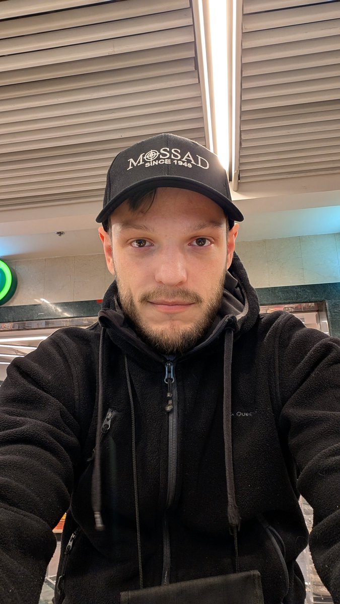 В сувенирном магазине, на кассе состоялся разговор.
- вы видели надпись на кепке?
- да конечно, я её из-за надписи и покупаю.
- а куда вы летите?
- Германия 
- нуу.. удачи и возвращайтесь с миром!