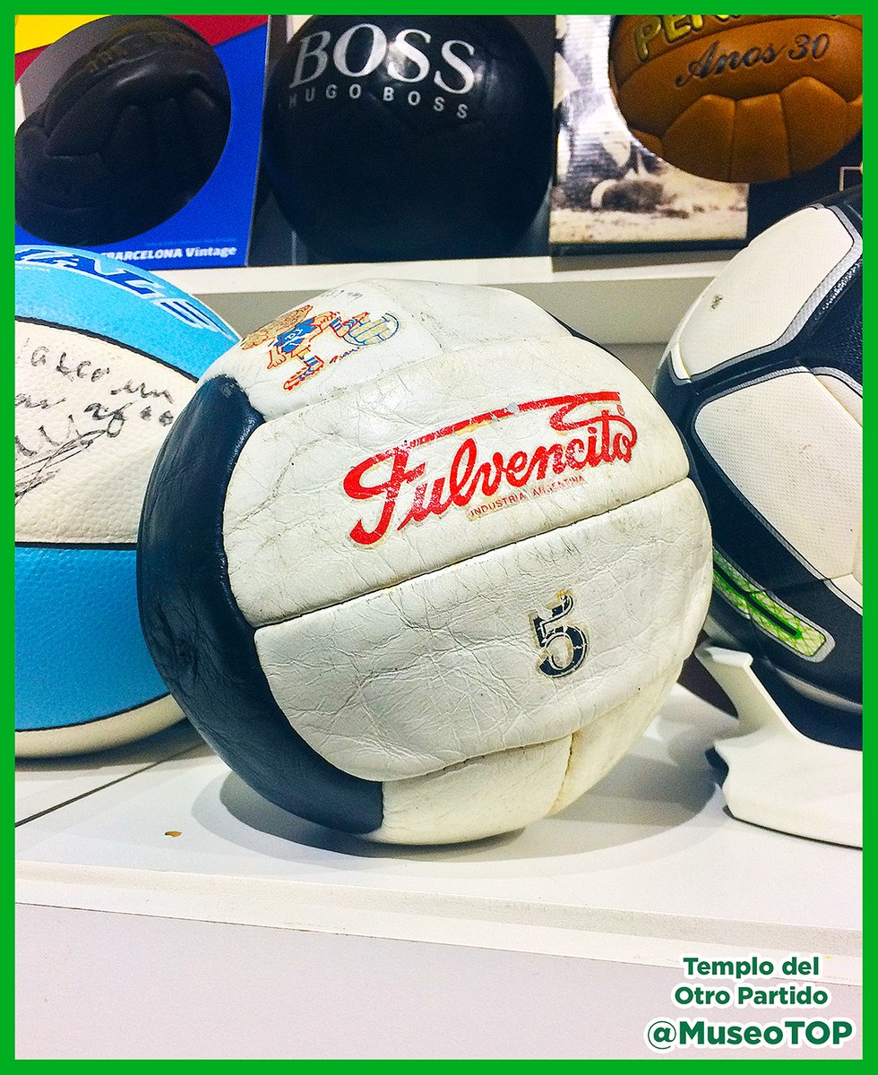 MuseoTOP's tweet image. 25-12-2025. Navidad: La pelota Fulvencito "para pibes cancheritos" (1975) brilla en el TOP, el Museo de Marketing Deportivo de Claudio Destéfano. Historia completa en Instagram 👉 @museoTOP. Contenido: @mlopezarce #Fulvencito #DiaDeLaInfancia #MuseoTOP