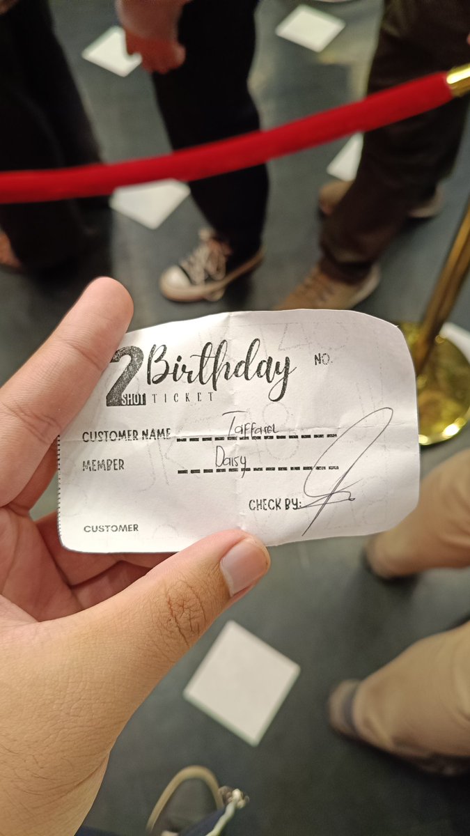 yourfatbae_'s tweet photo. -22.11.25

"Bunga itu perlahan mulai mekar dan menunjukkan kesegarannya🌼"

±853km bukan alasan untuk tidak bertemu, melihat langsung dirimu berdiri di atas panggung itu. 

Diumurmu yang sudah menginjak kepala dua ini, kuharap semua do'a itu terjawab suatu saat nanti🤍 https://t.co/onf56xGrXX