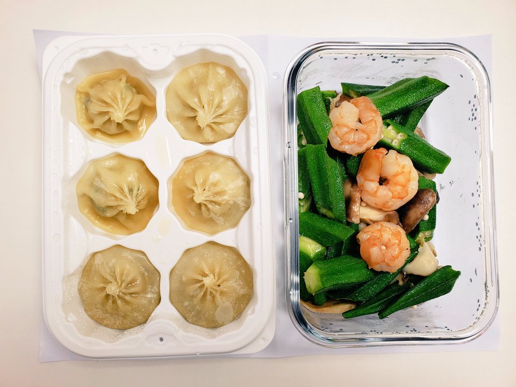 午餐飯盒，超市買的韓國小籠包，再加上自己炒的秋葵，冬菇，蝦，懶人飯盒😄
