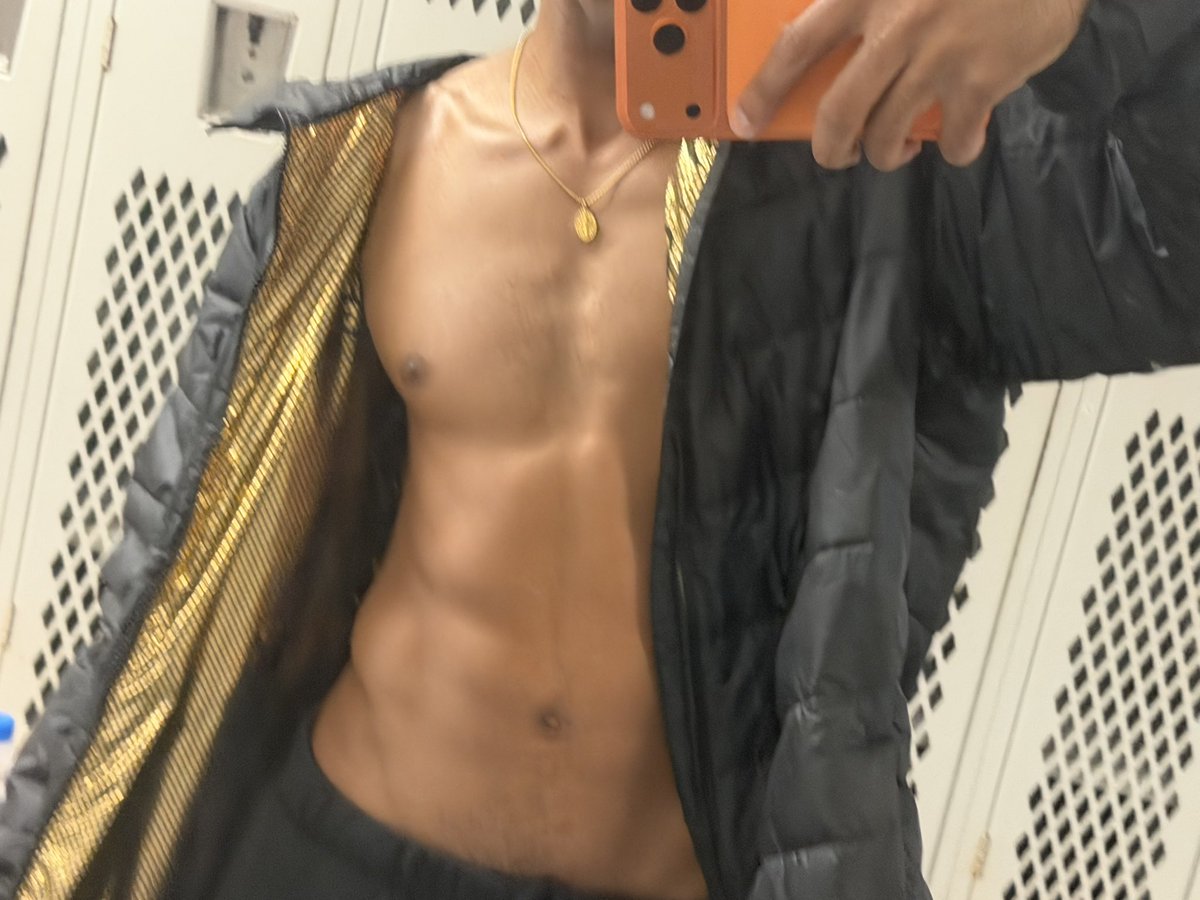 boyinterlinked's tweet image. i think gold looks good on me ⚜️