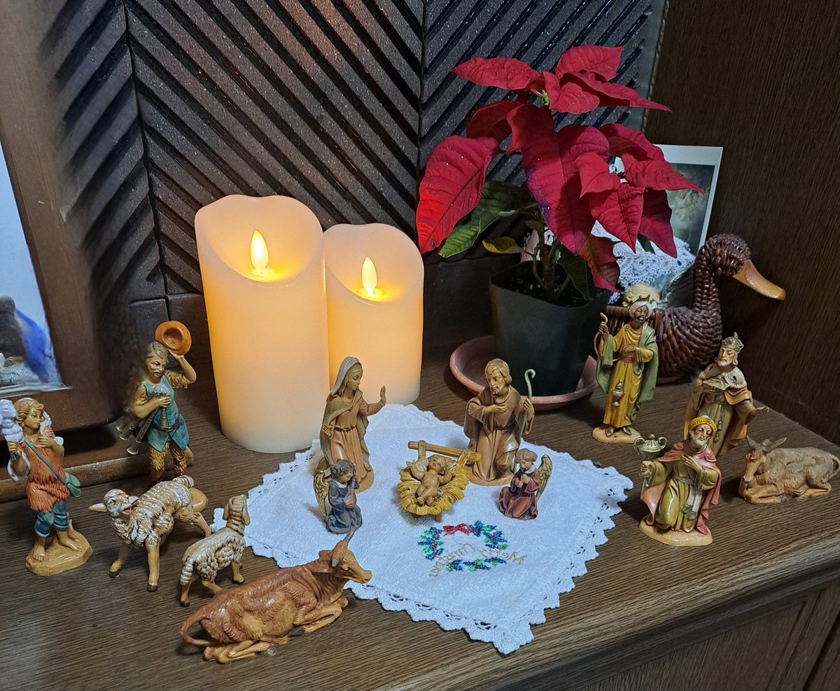 m_satn's tweet photo. #afpara
待降節(クリスマスを迎える4週間)に飾ります
教会ならどこもあると思います。わが家の玄関です。 https://t.co/bmfrR72DMW