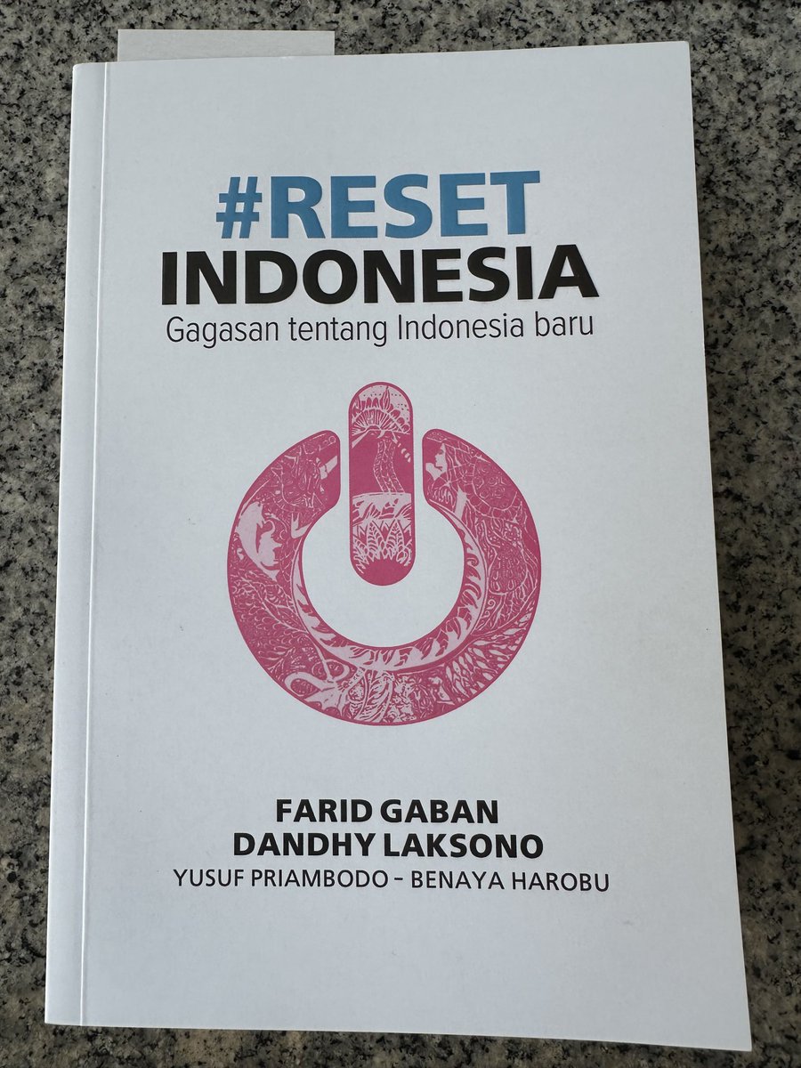 Ini buku bagus. Ditulis dengan meramu luasnya pengalaman, dalamnya pemahaman, dan tajamnya rasa. Tentu saja boleh tak setuju, dan hendaknya ketidaksetujuan itu ditunjukkan dengan sikap terpelajar.