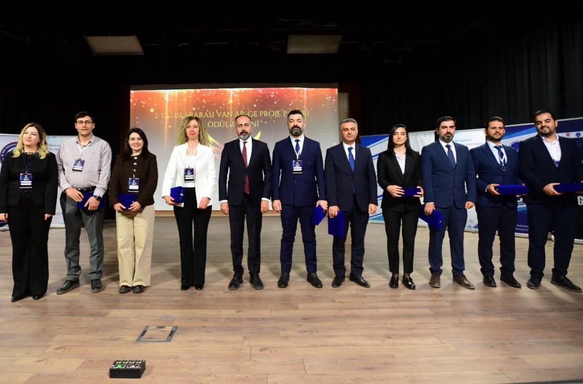 Yeni aldığım patent kapsamında, Sayın Rektörümüz Prof. Dr. Hamdullah Şevli tarafından plaketle onurlandırılmaktan büyük mutluluk duydum.

Van Yüzüncü Yıl Üniversitesi’nde Ar-Ge, fikrî mülkiyet ve girişimcilik ekosisteminin güçlenerek büyümesi gurur verici.