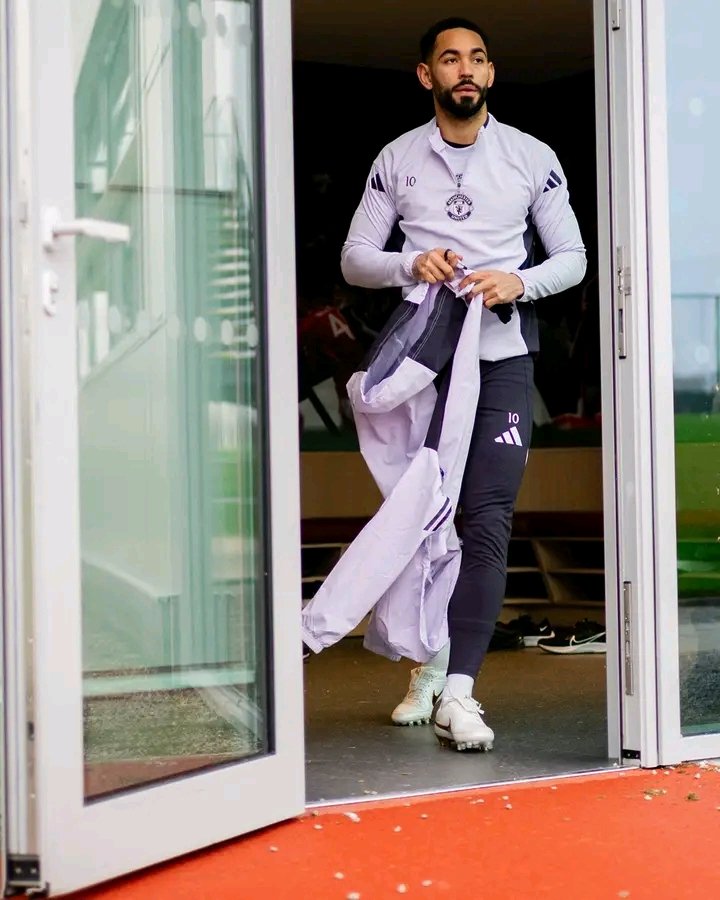 Bulangu16's tweet image. How much is your debt only manchester united fans can comment