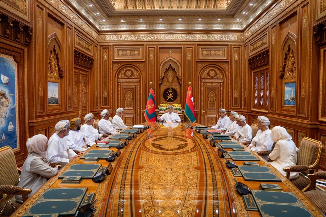 ما يميز جلالة #السلطان_هيثم_بن_طارق حفظه الله ورعاه،ليس فقط وضوح الرؤية، بل عمق الإنسانية في القيادة واقتراب من المواطن، وحكمة في التوجيه، وثبات في المبدأ، في قيادة جلالته تتجسد الحكمة قبل القرار، والإنسان قبل المنصب. فإنه قائد يقرأ المستقبل بعقل الدولة، ويقود الحاضر بقلب