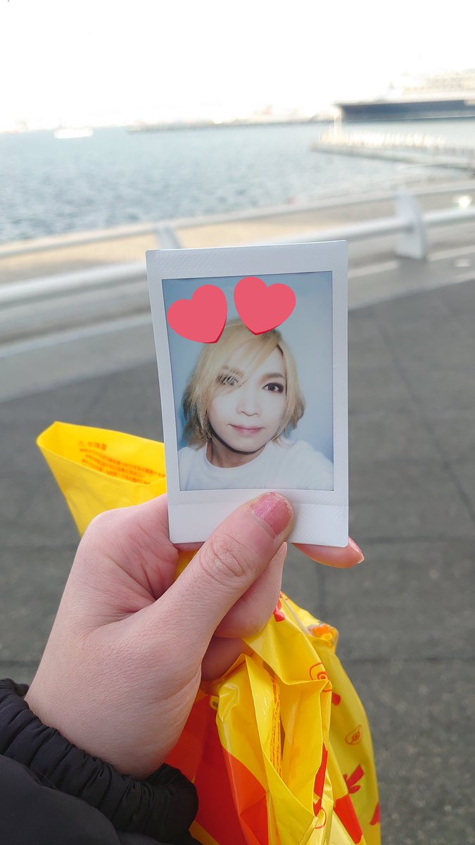 今日ガチャそんなに回すつもり無かったのに11回したらまさかのチェキ出