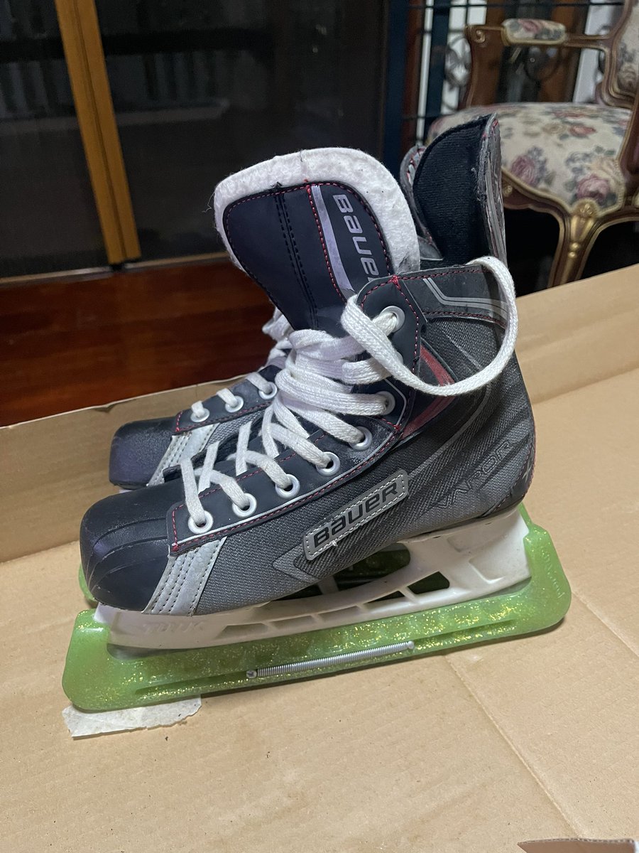 inchiventus's tweet photo. - Bauer Vapor x30 Size 5 US/37.5 EU
สภาพยังดี มีรอยขีดข่วนบ้าง (ใส่ล่าสุด 9-10 ปีที่แล้ว) ราคา 3,500฿ *ไม่มีกล่องให้ ขออนุญาตใส่เป็นถุงผ้าหรือกล่องไปรษณีย์ให้นะคะ

*แถมการ์ดให้*
*ต่อรองราคา ขอดูรูปหรือให้ถ่ายวิดิโอให้ได้ค่ะ*
#รองเท้าไอซ์สเก็ต #ไอซ์สเก็ต #รองเท้ามือสอง https://t.co/EdvWknjBCq