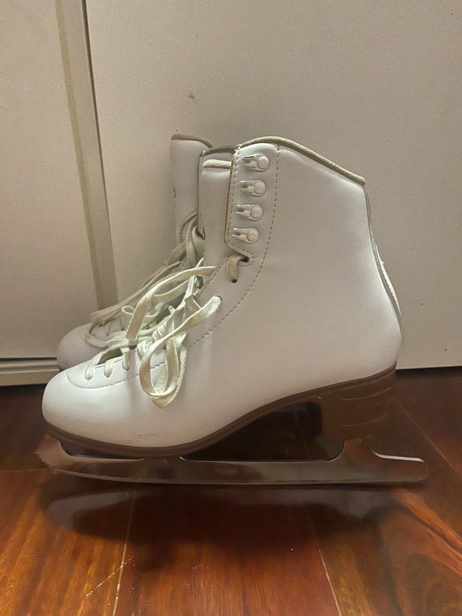 inchiventus's tweet photo. - Jackson Artiste Size 10C สภาพตรงอื่นๆดีมากยกเว้นหัวรองเท้าขวา (รอยใบมีดจากรองเท้าคนอื่น) และใบมีดซ้ายมีสนิม (ก่อนส่งมอบจะนำไปลับใบมีดให้) ซื้อมาปีที่แล้ว ปล่อยต่อ 5,000฿ กล่องยังอยู่ค่ะ

*แถมการ์ดให้*
*ต่อรองราคา ขอดูรูปหรือให้ถ่ายวิดิโอให้ได้ค่ะ*
#รองเท้าไอซ์สเก็ต #ไอซ์สเก็ต https://t.co/9pujvEbGan